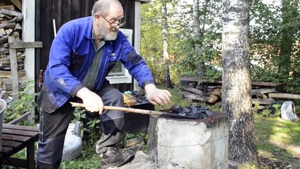 Blacksmithing - Iron smelting and forging a poor bloom