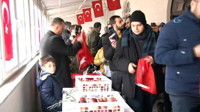 Zeytin Dalı Harekatı’na destek için Türk bayrağı ve Kızılema dağıttılar