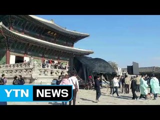 [단독영상] 경복궁 퀴즈대회, 강풍에 모니터 쓰러지는 아찔 사고 / YTN
