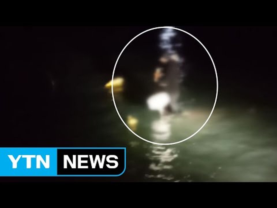 침몰 직전 어선 지붕 위에 있던 선장 구조 / YTN