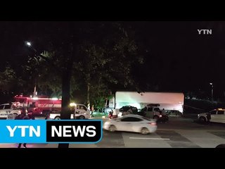 달리던 화물차 전봇대·가로수 들이받아 / YTN