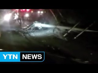 승용차가 전봇대 추돌..한때 마을 정전 / YTN