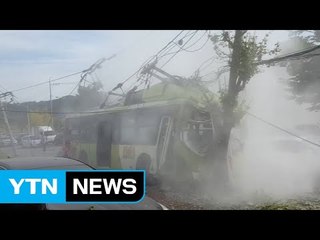 시내버스가 전신주 들이받아...11명 다쳐 / YTN