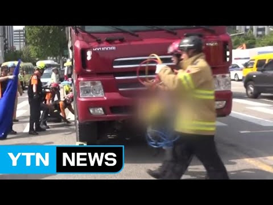 창덕궁 앞에서 자전거 탄 여성 화물차에 치여 숨져 / YTN
