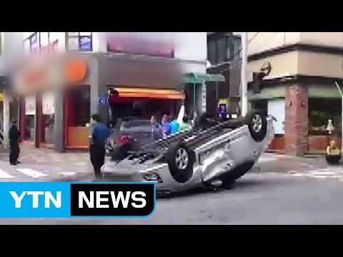 승용차-택시 충돌 가게로 돌진...2명 경상 / YTN