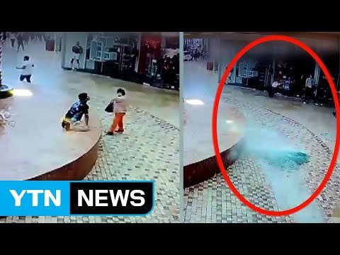 [영상] 깨진 천장 유리 2번이나 피한 중년 여성 / YTN