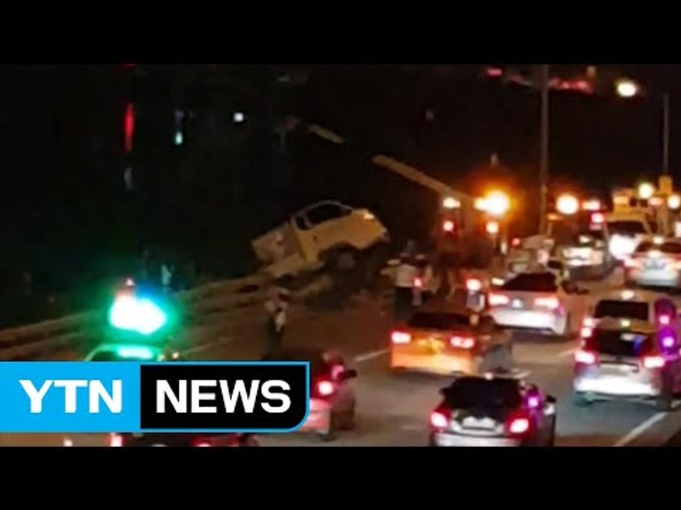 서울 동부간선도로에서 승용차 전복...1명 경상 / YTN