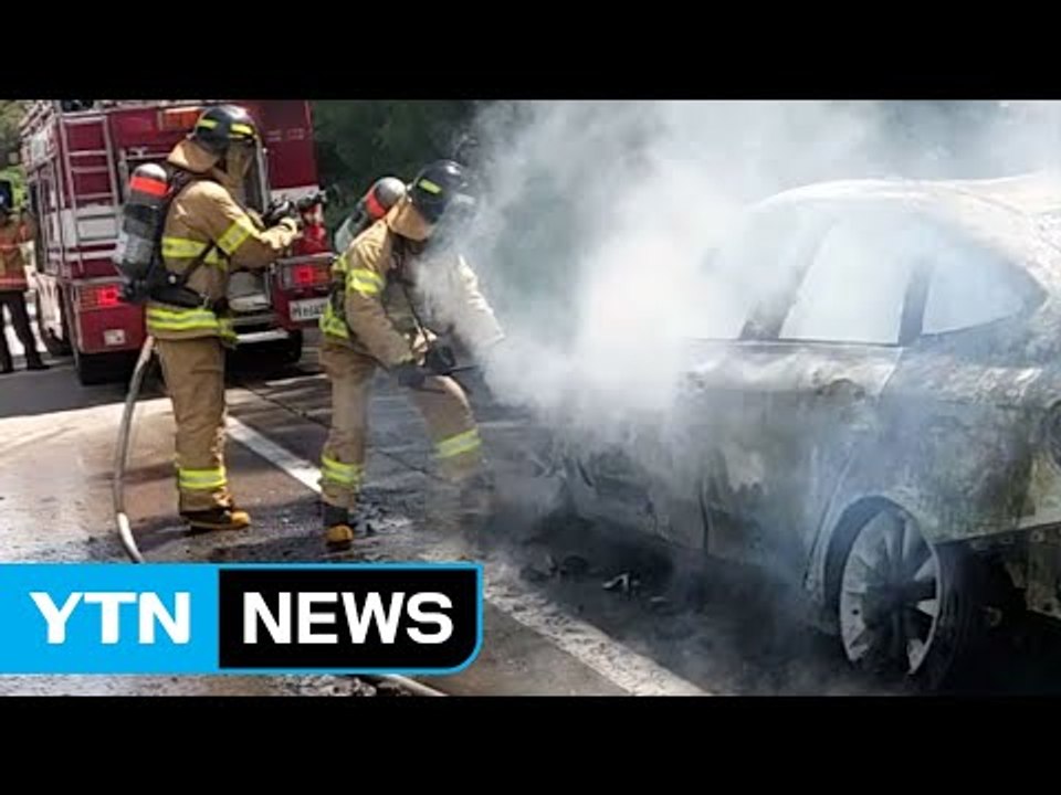 서해안고속도로 달리던 승용차에서 불...엔진 과열 추정 / YTN