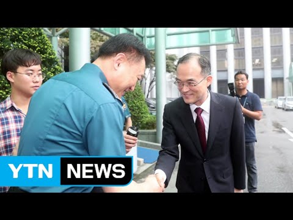 문무일 검찰총장, 경찰청 전격 방문...이철성 청장 면담 / YTN