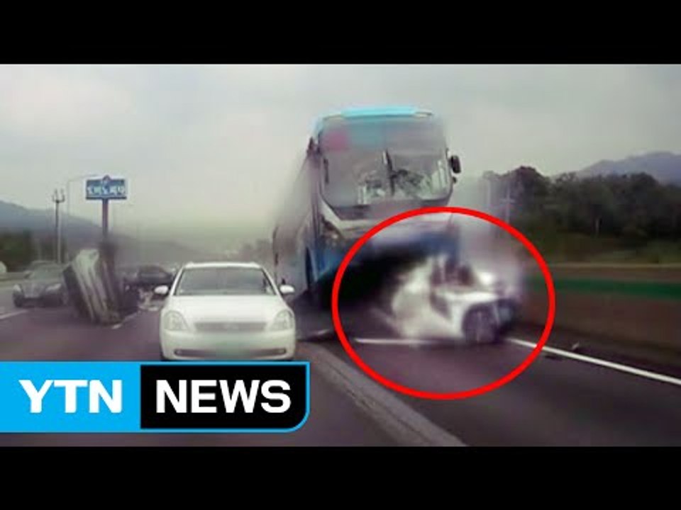 경부고속도로서 버스에 깔린 승용차 "졸음운전 추정" / YTN