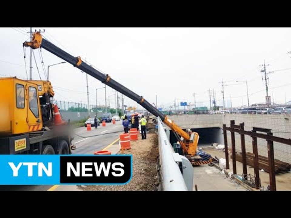 지하차도 공사 현장에서 대형 크레인 쓰러져 / YTN