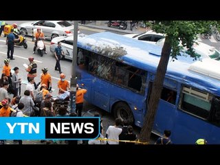 노량진 역 인근 레미콘·버스 충돌...35명 부상 / YTN