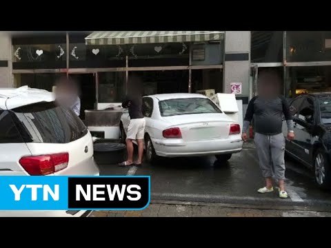 승용차 차량 2대 들이받고 식당 돌진...1명 다쳐 / YTN