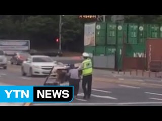[영상] 폐지 수집 할머니 도와 손수레 민 의경 대원 / YTN