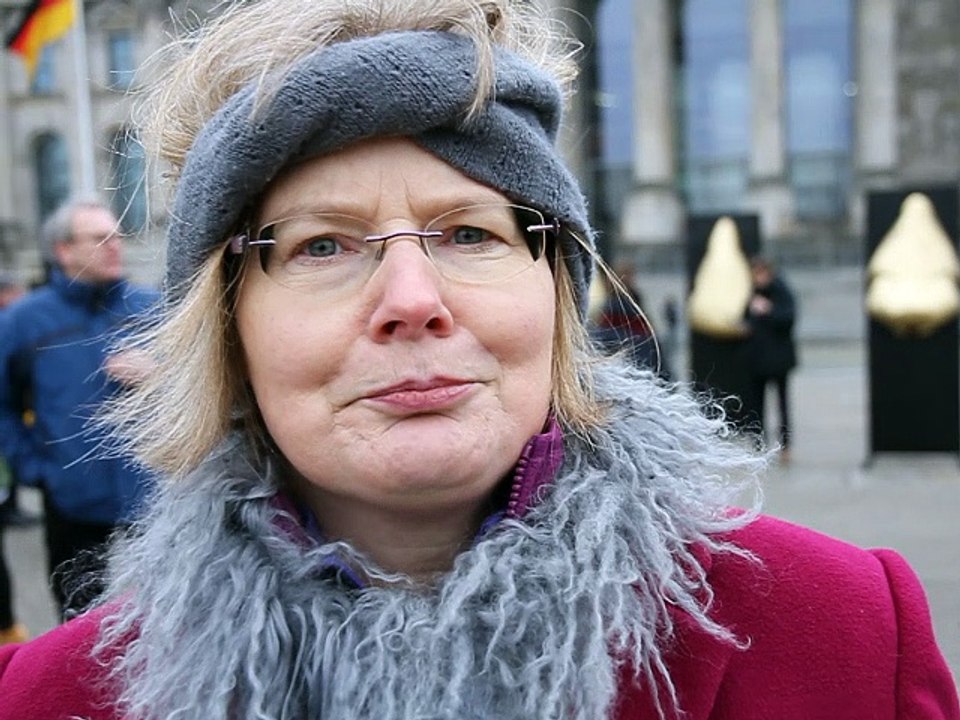 Über den deutschen Waffenhandel berichtet Christine Hoffmann, pax christi Generalsekretärin