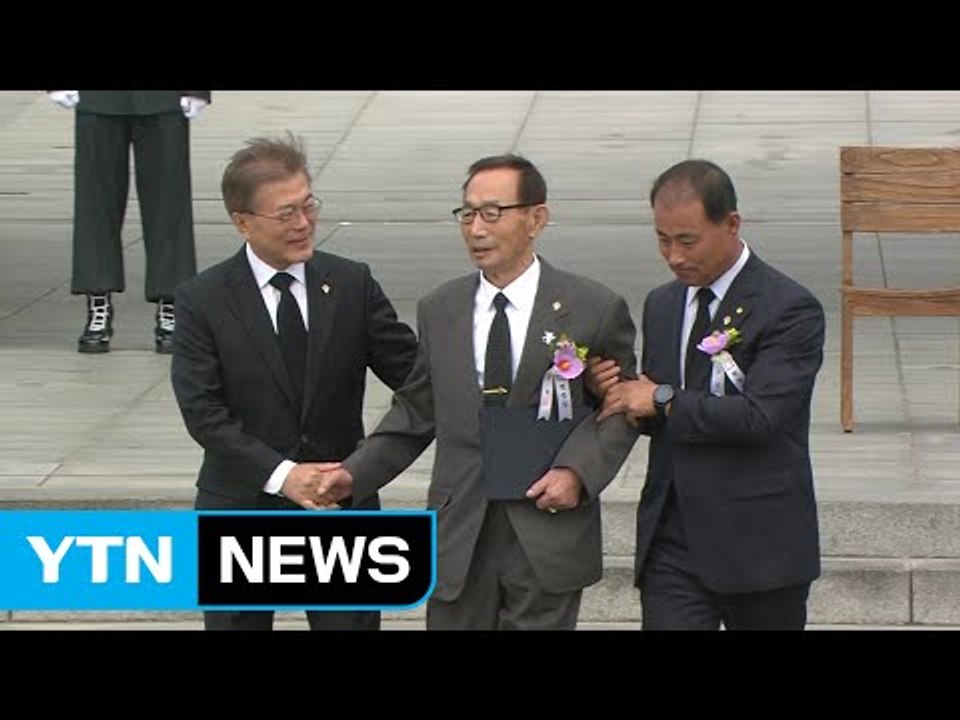 국가유공자 부축하는 文...추념식 곳곳 유공자 예우 흔적 / YTN