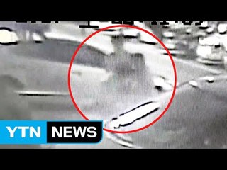 [영상] 범인 오해한 경찰, 엉뚱한 시민에 주먹질...CCTV 보니 / YTN