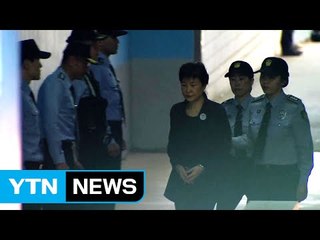 박근혜 前 대통령 피고인 출석..."오늘도 착찹한 표정에 올림머리" / YTN