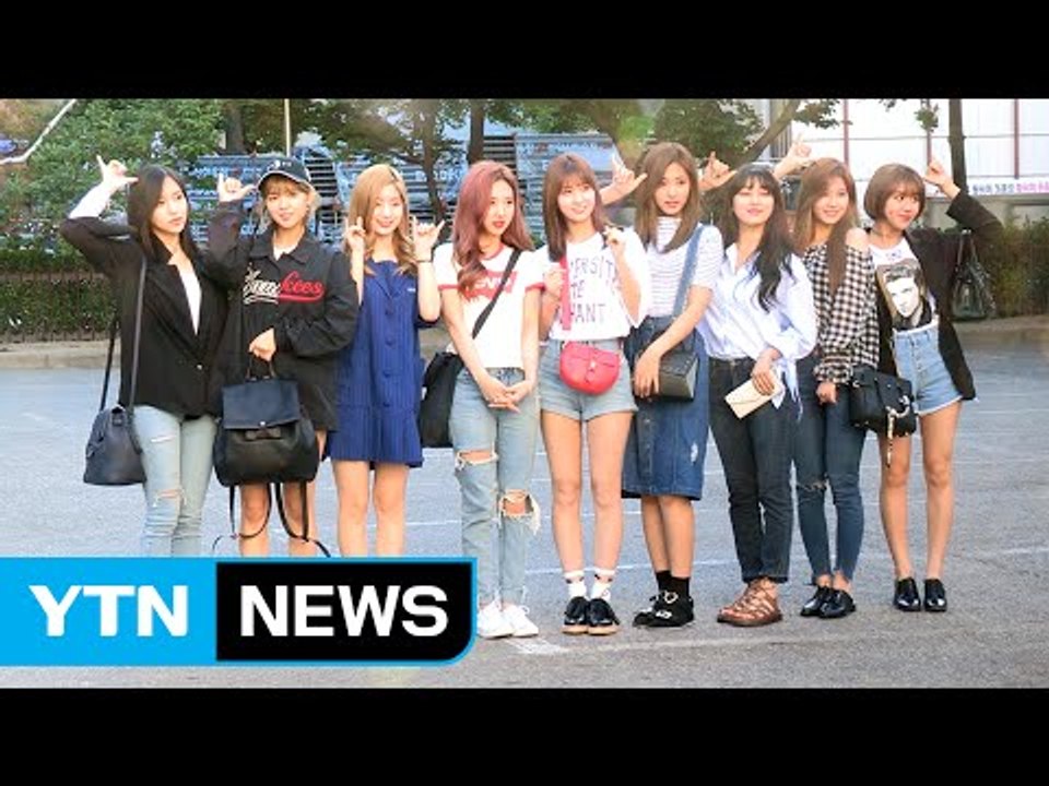 [★영상] 트와이스 '찌릿 찌릿' 댄스로 팬심 저격 (뮤직뱅크 출근길) / YTN