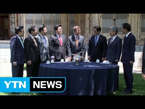 문 대통령·원내대표 오찬... 내년 6월 반드시 개헌 / YTN
