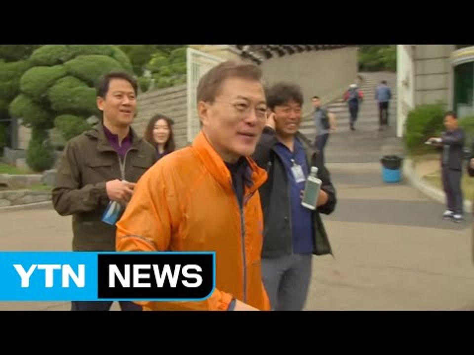 文 대통령, 관저 입주...소통 행보 / YTN