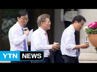 [뉴스톡] 와이셔츠 차림에 테이크아웃 커피를 든 대통령 / YTN