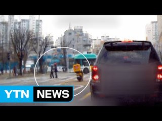 [영상] 어르신에게 달려간 도로 위 '멋진 알바생' / YTN (Yes! Top News)