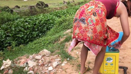 Amazing Smart Girl Using Creative Oil Container with PVC Pipe Fish Trap to Catch A lot of