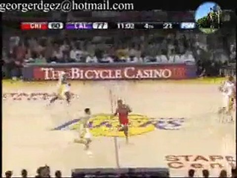 Luke Walton delivering a bounce pass through his legs.