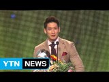 문성민, 국내 선수 첫 2년 연속 정규리그 MVP...여자부 MVP 이재영 / YTN (Yes! Top News)