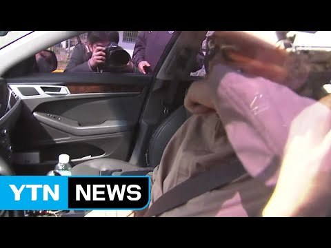 구치소 방문한 유영하 변호사, 박 前 대통령에 책 8권 건넸다 / YTN (Yes! Top News)