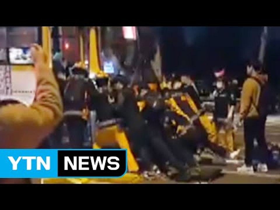 [영상] 버스에 깔린 청년, 시민들이 힘 합쳐 함께 구조 / YTN (Yes! Top...