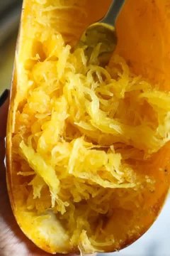 Bacon and Parmesan make everything better!ROASTED SPAGHETTI SQUASH WITH BACON AND PARMESAN, an easy, flavorful side dish!3 Smart Points 109 Calories