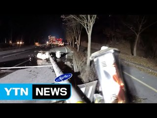 승용차가 들이받아 전봇대 쓰러져 / YTN (Yes! Top News)