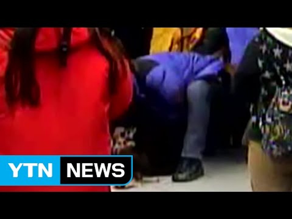 [영상] 지하철서 쓰러진 여성에게 다가온 '슈퍼맨' / YTN (Yes! Top News)