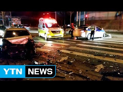 경찰차와 승용차 부딪쳐...2명 부상 / YTN (Yes! Top News)