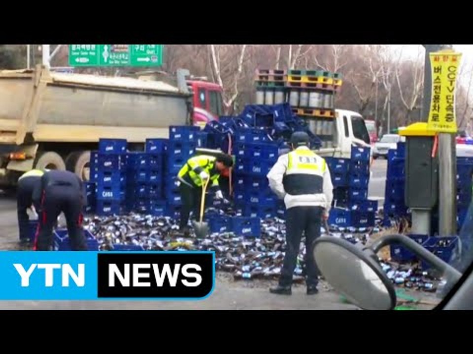 달리던 트럭에서 맥주병 3,000개 '와르르' / YTN (Yes! Top News)