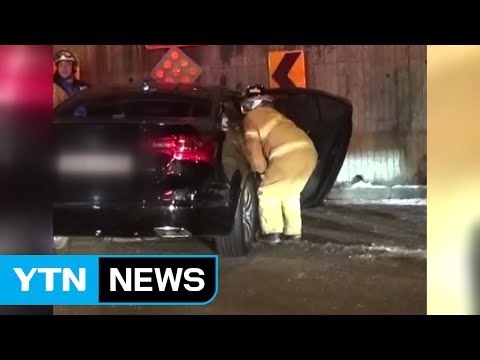 달리던 승용차 도로 벽에 충돌...운전자 사망 / YTN (Yes! Top News)