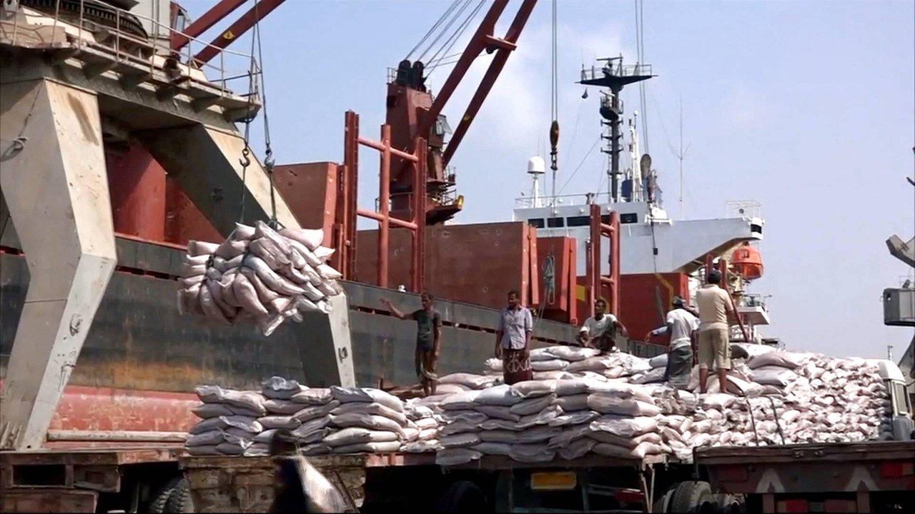Yemen blockade: Saudis not allowing vital aid in, officials say
