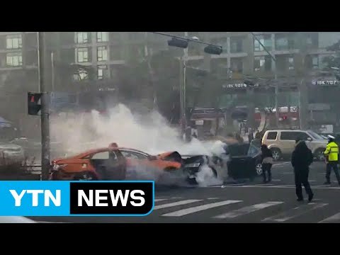 [영상] 굉음과 함께 택시 밀고 돌진...아찔했던 사고 순간 / YTN (Yes! Top News)