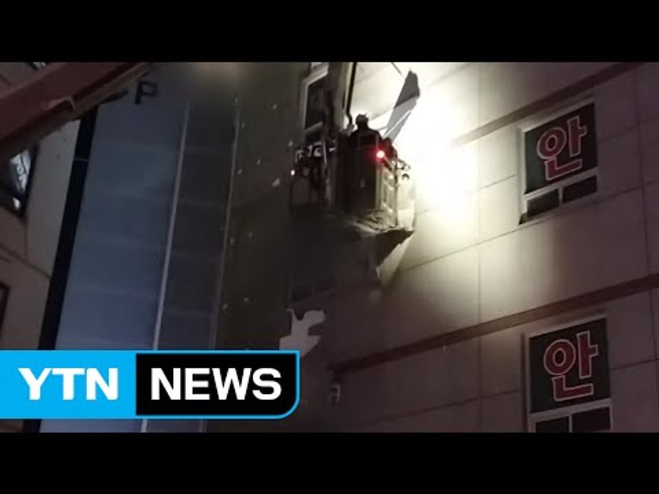 부산 강풍에 건물 외벽 떨어져 나가 / YTN (Yes! Top News)