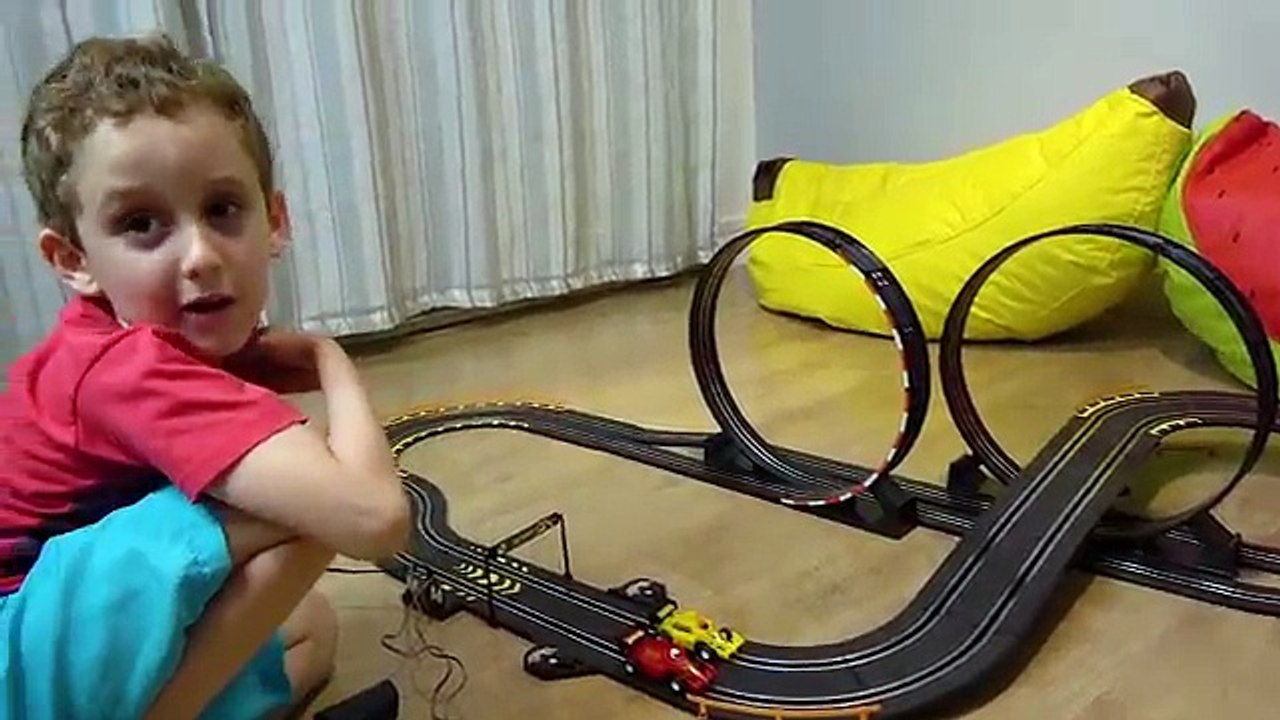 Paulinho e a Pista Elétrica de Carros Brinquedo Kids Playing Electric Slot Car Track Toy