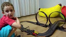 Paulinho e a Pista Elétrica de Carros Brinquedo Kids Playing Electric Slot Car Track Toy