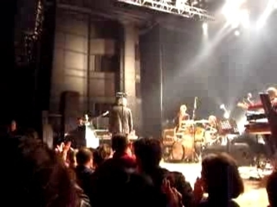Arno presente son guitariste