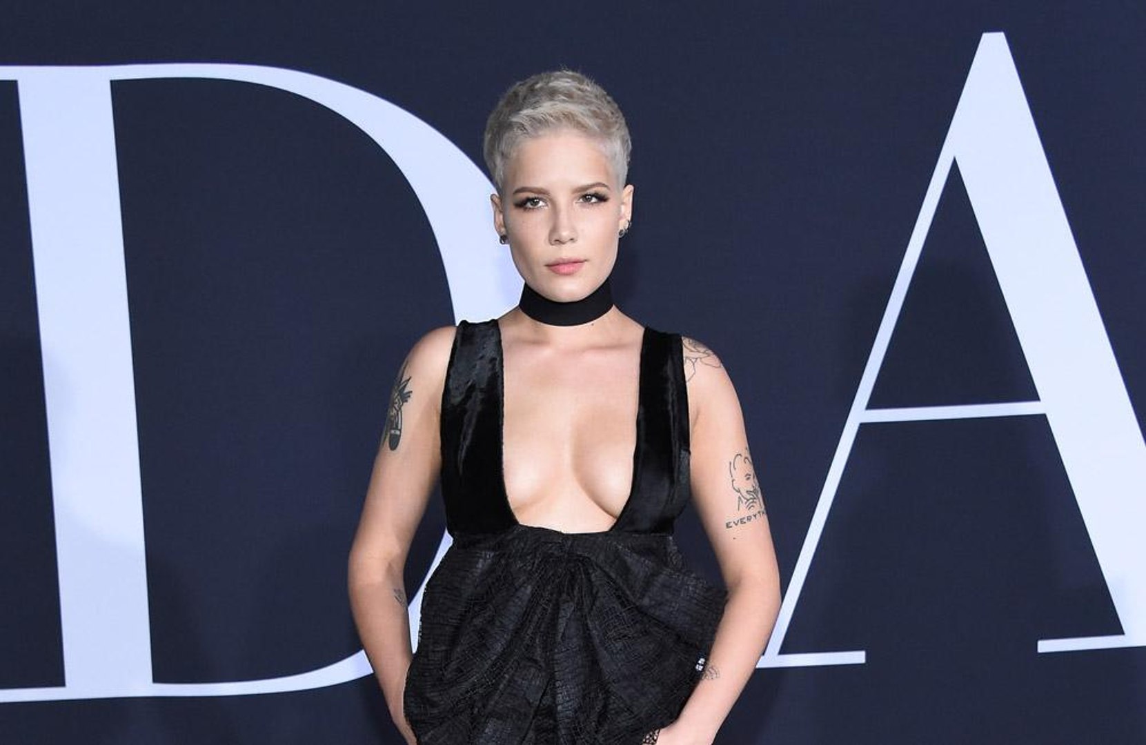 ⁣Halsey abandoned concert for personal emergency