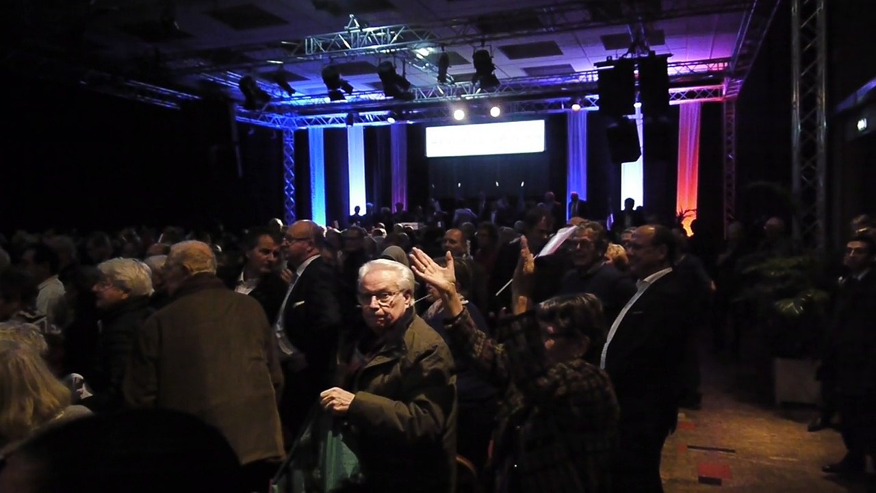 Meeting de @LaurentWauquiez à Asnières (92) - entrée en salle version "infiltré"