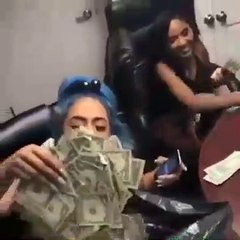 Ces stripteaseuses comptent leurs billets après le boulot... Belle recette du soir!