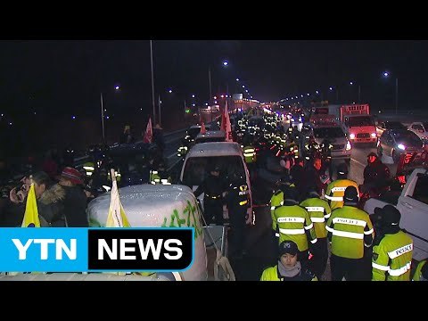 '트랙터 행진' 농민들, 경찰과 밤샘 대치...30여 명 연행 / YTN (Yes! Top News)