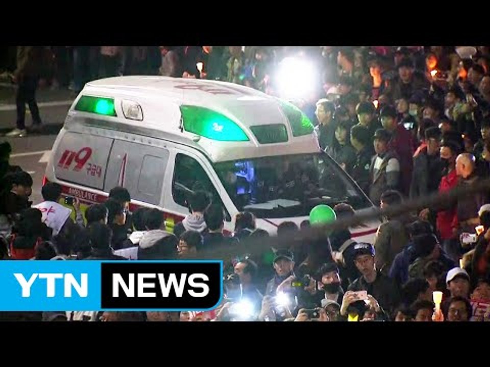 집회 참여 남성 한 명 탈진...병원으로 이송 / YTN (Yes! Top News)