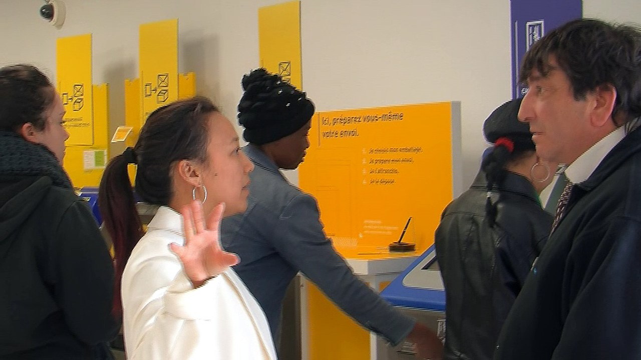 Des usagers de La Poste